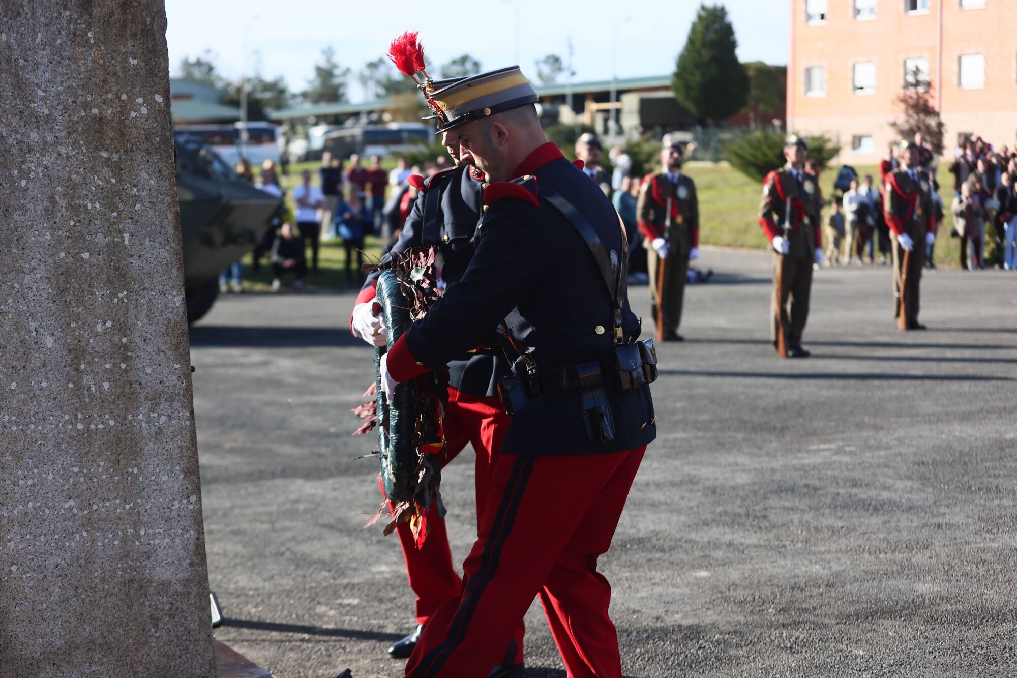 EN IMÁGENES: El acuartelamiento "Cabo Noval" se vistió esta mañana de gala para celebrar el día de la Inmaculada
