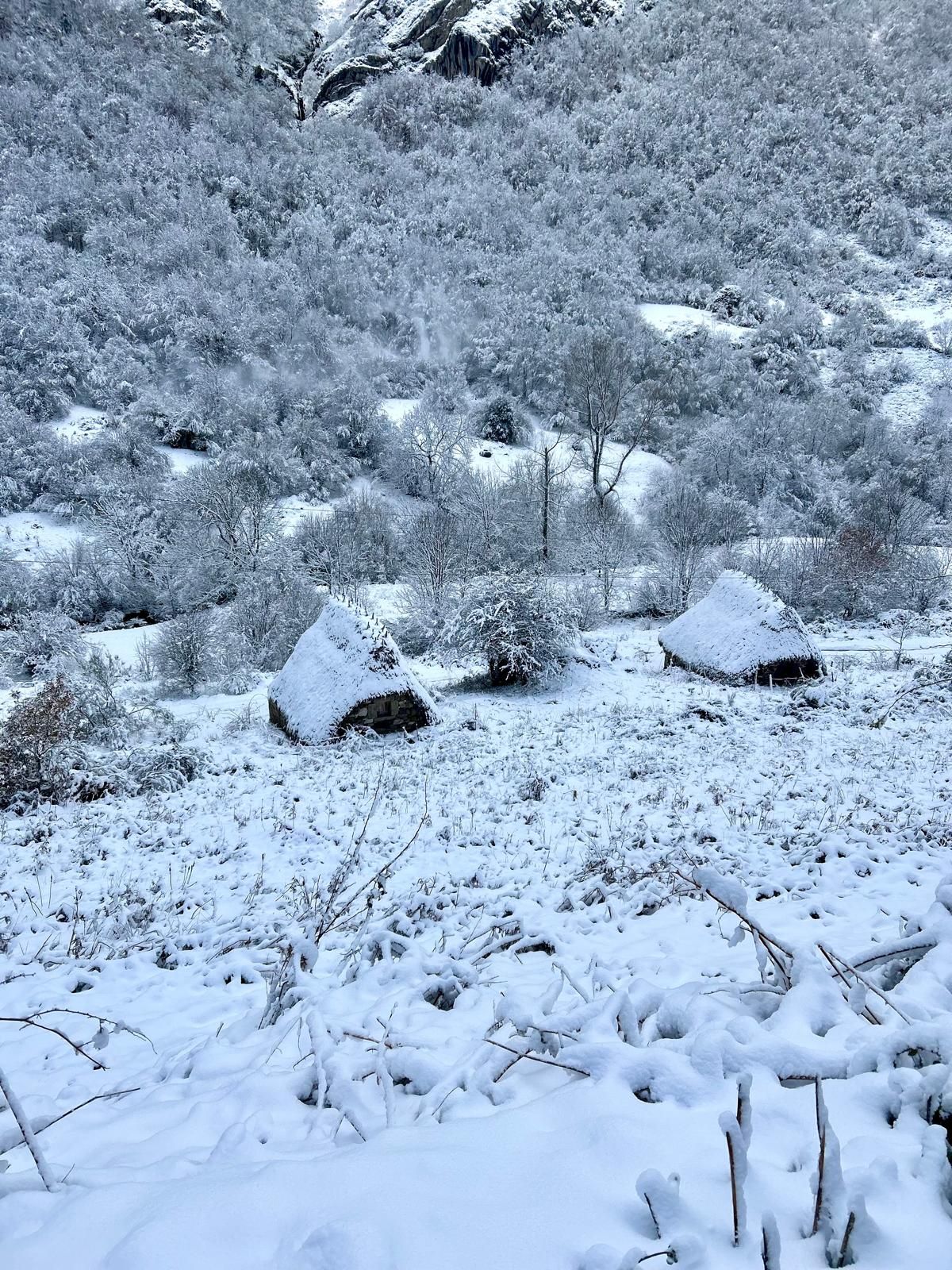 EN FOTOS: La imagen navideña que luce Somiedo, uno de los principales destinos del puente festivo en Asturias