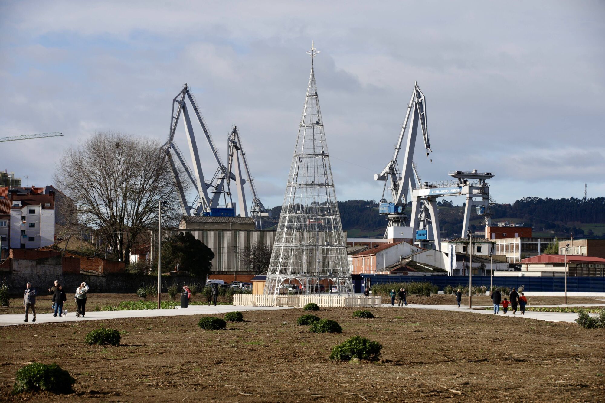 GIJÓN. La alcaldesa, Carmen Moriyón, y el concejal de Infraestructura Urbana y Rural, Gilberto Villoria, visitan el paseo Naval Azul.