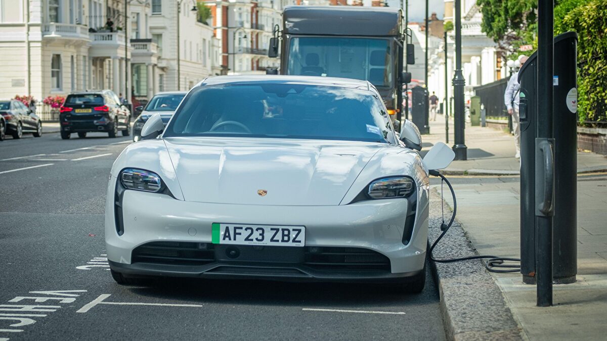 Sablazo a los conductores: Reino Unido cobrará un impuesto a los coches eléctricos por cada kilómetro