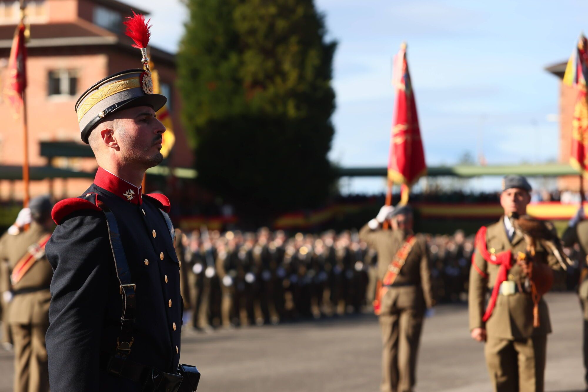EN IMÁGENES: El acuartelamiento "Cabo Noval" se vistió esta mañana de gala para celebrar el día de la Inmaculada