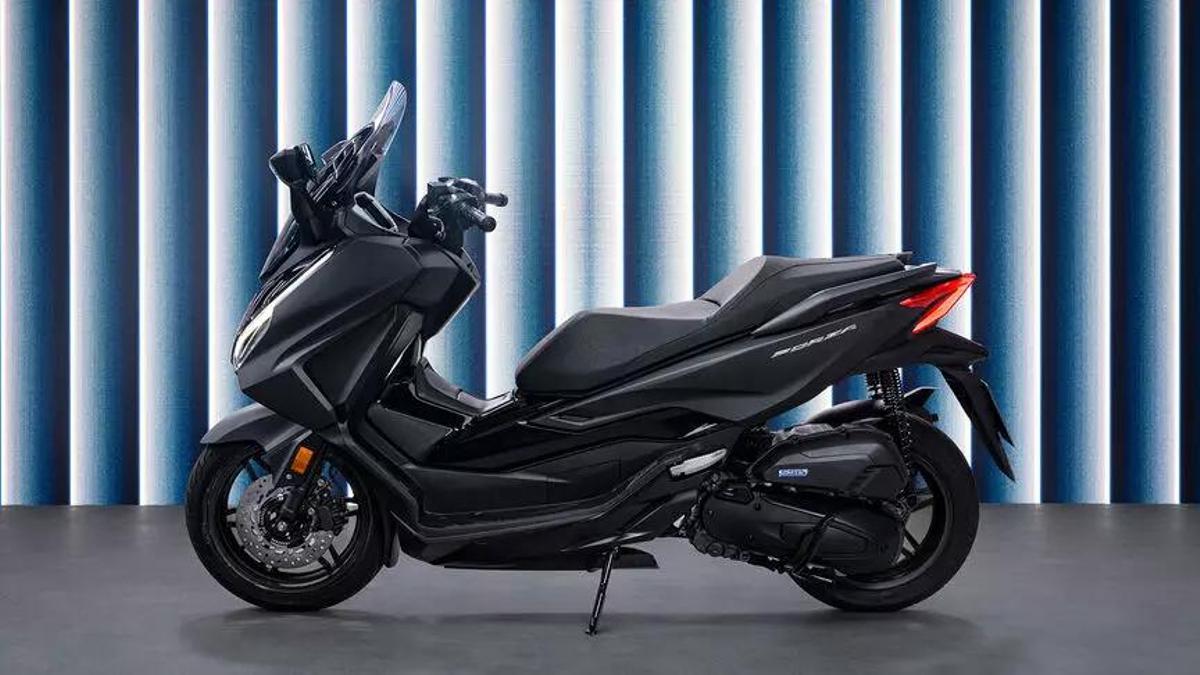 La Honda Forza 125 es la quinta moto más vendida en España durante el mes de octubre con 460 unidades matriculadas. Su precio de salida es desde 5.550 euros.