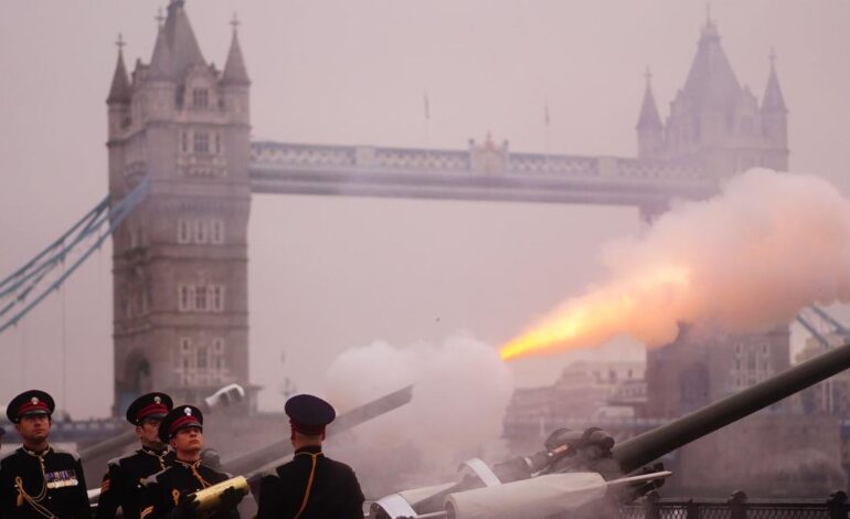 Detenidos cuatro activistas por lanzar comida contra la vitrina de una corona real en la Torre de Londres