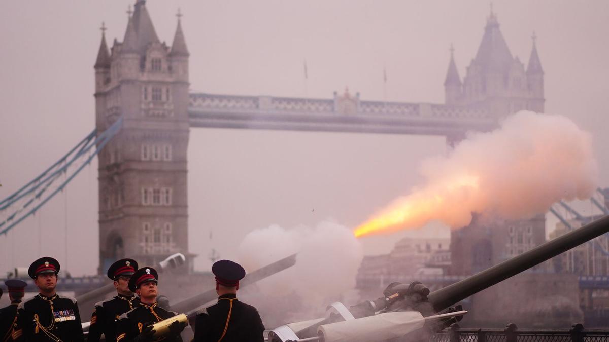 Detenidos cuatro activistas por lanzar comida contra la vitrina de una corona real en la Torre de Londres