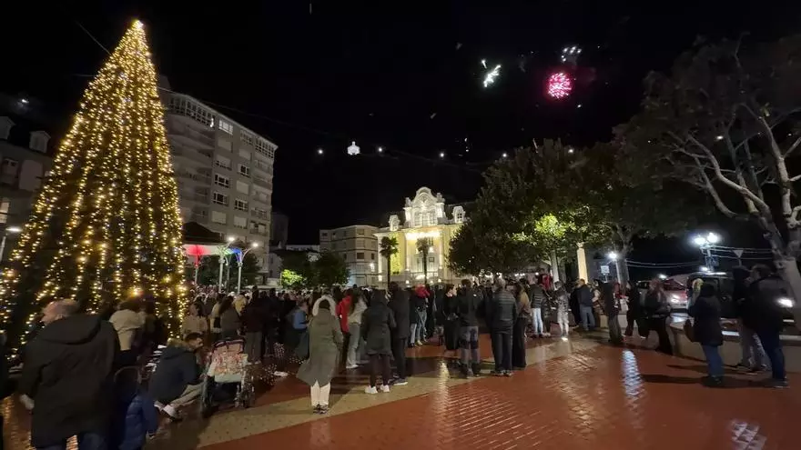 Así vivió Luarca su encendido de luces navideñas (incluso con fuegos artificiales)