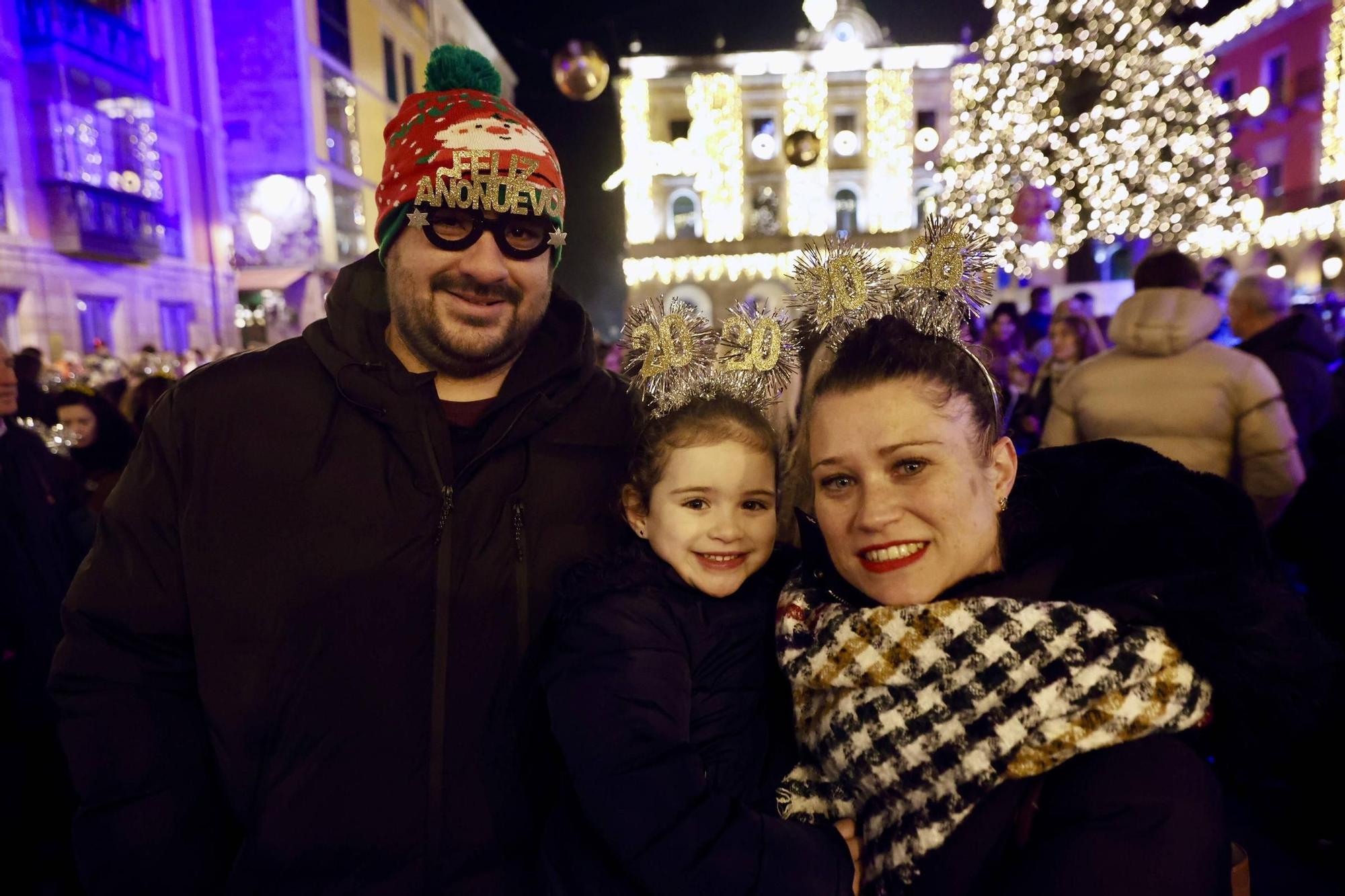 Las “pequecampanadas” llenan la Plaza Mayor de Gijón y conquistan a las familias: “Vamos a cambiar las de los mayores por las de los más pequeños”