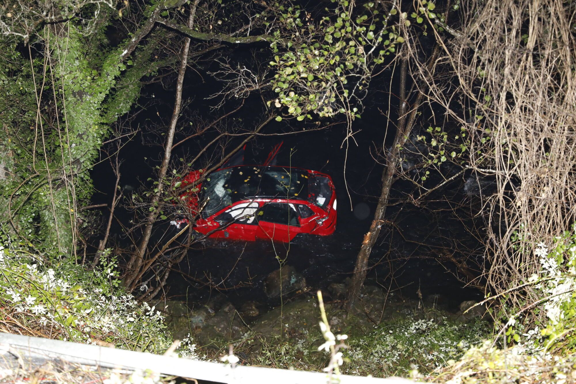 EN FOTOS: Angustioso rescate en Tineo tras un accidente en el que un coche cayó al río 