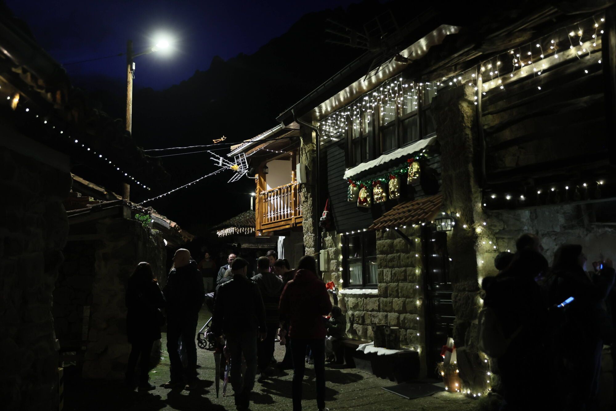 EN FOTOS: Así brilla Aciera, el pueblo asturiano más navideño del mundo