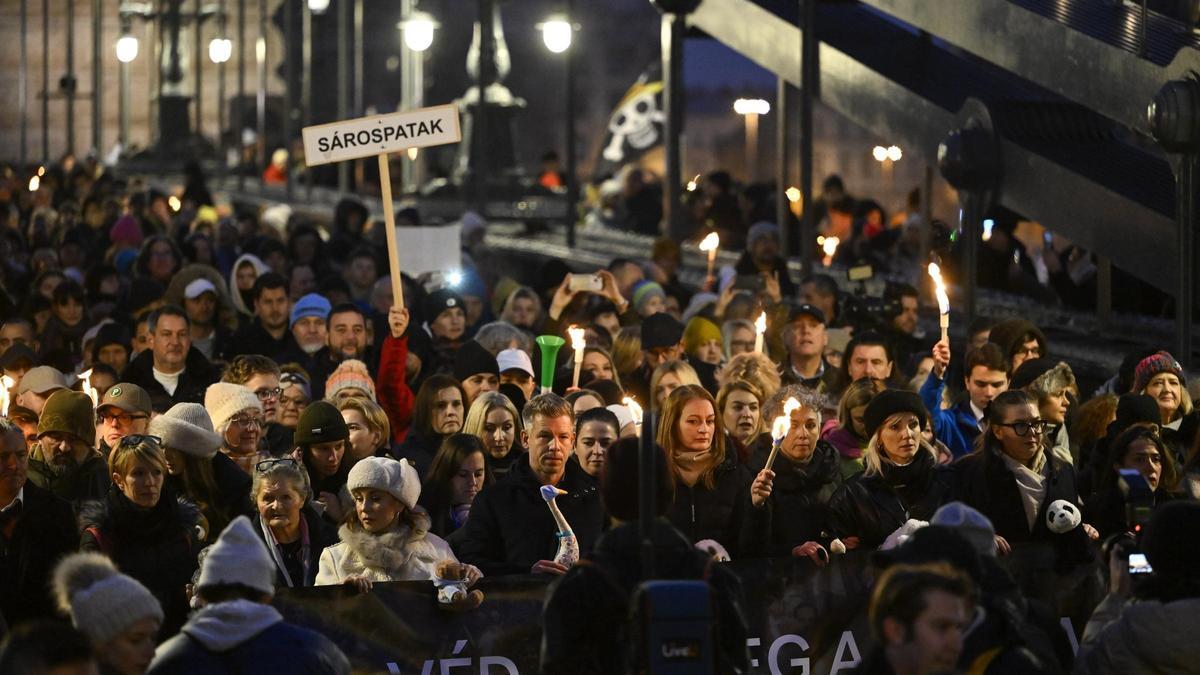Miles de húngaros piden la dimisión de Orbán tras un escándalo de abuso a menores