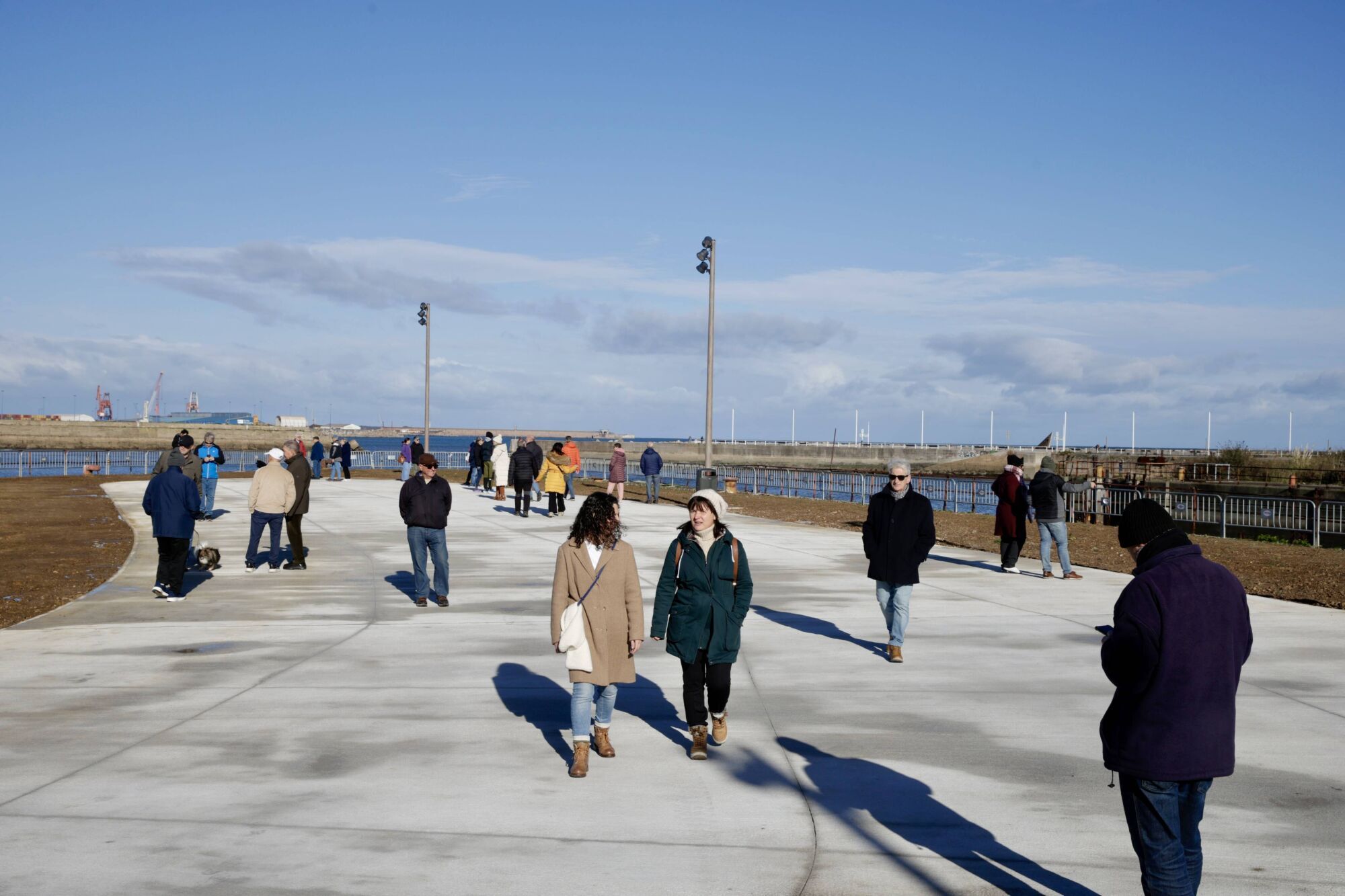 GIJÓN. La alcaldesa, Carmen Moriyón, y el concejal de Infraestructura Urbana y Rural, Gilberto Villoria, visitan el paseo Naval Azul.