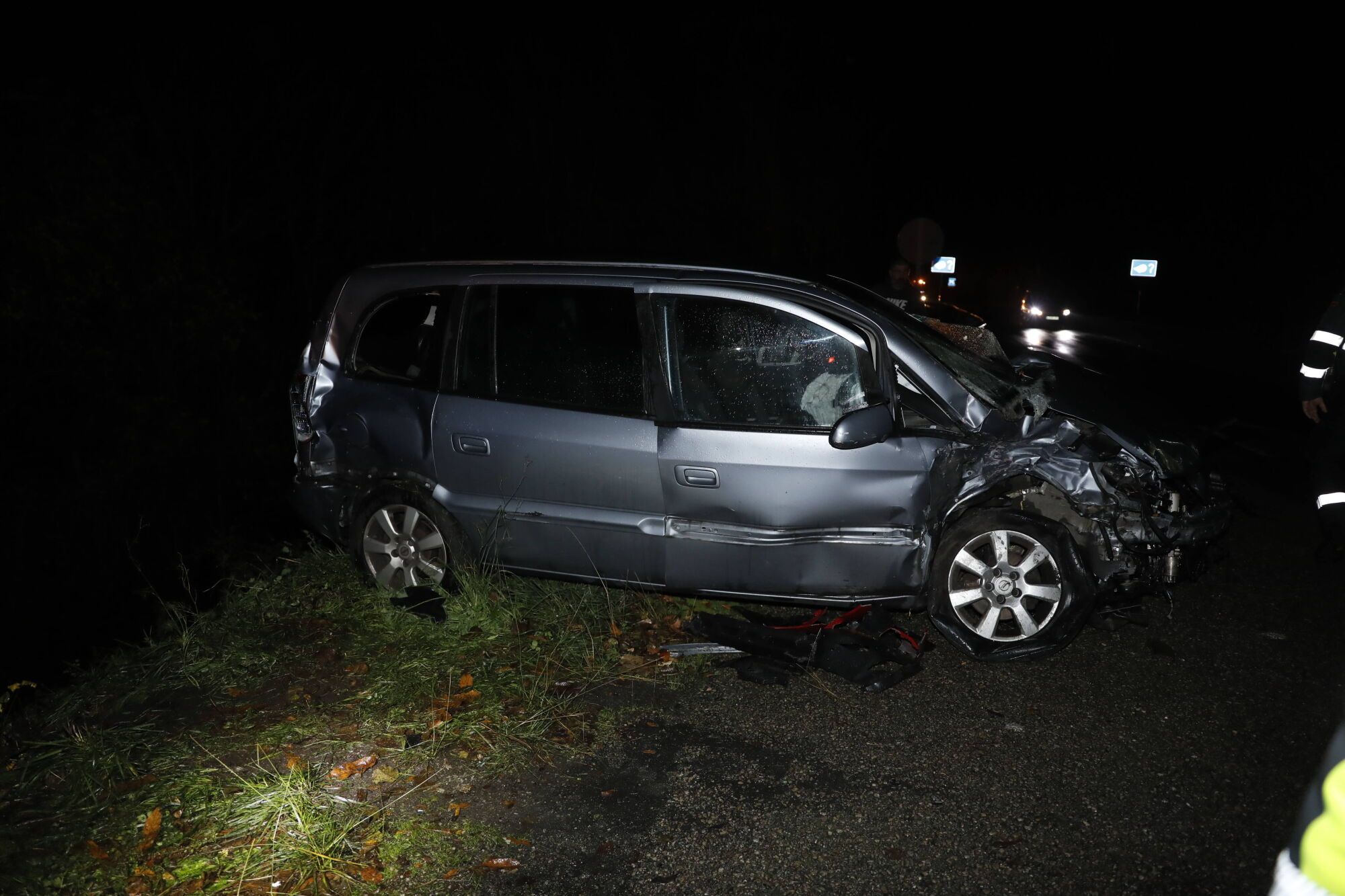 EN FOTOS: Angustioso rescate en Tineo tras un accidente en el que un coche cayó al río 