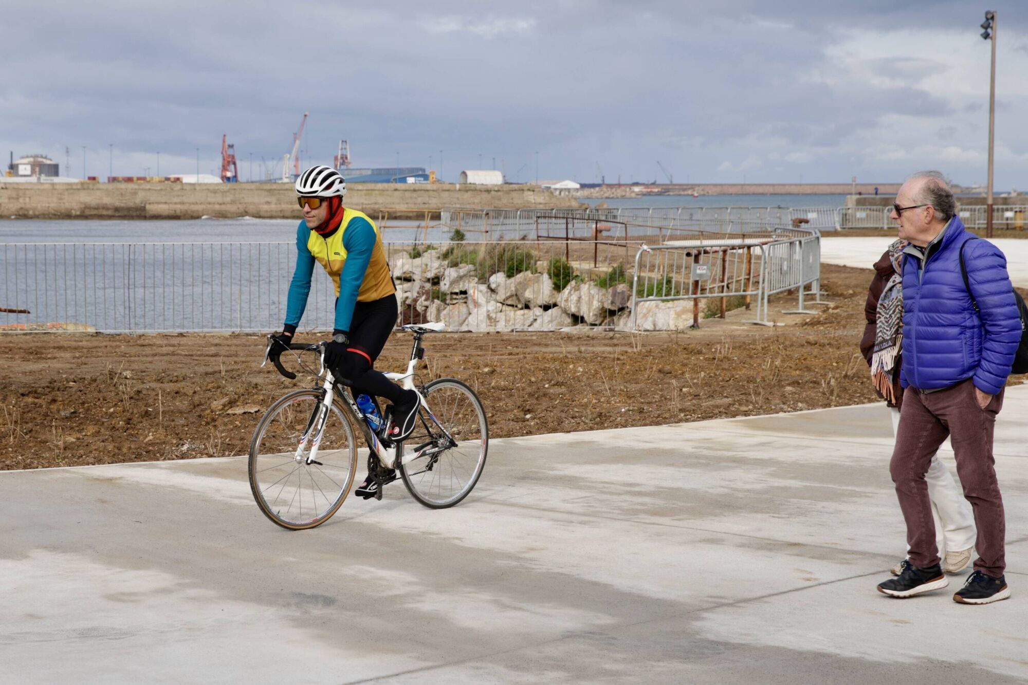 GIJÓN. La alcaldesa, Carmen Moriyón, y el concejal de Infraestructura Urbana y Rural, Gilberto Villoria, visitan el paseo Naval Azul.