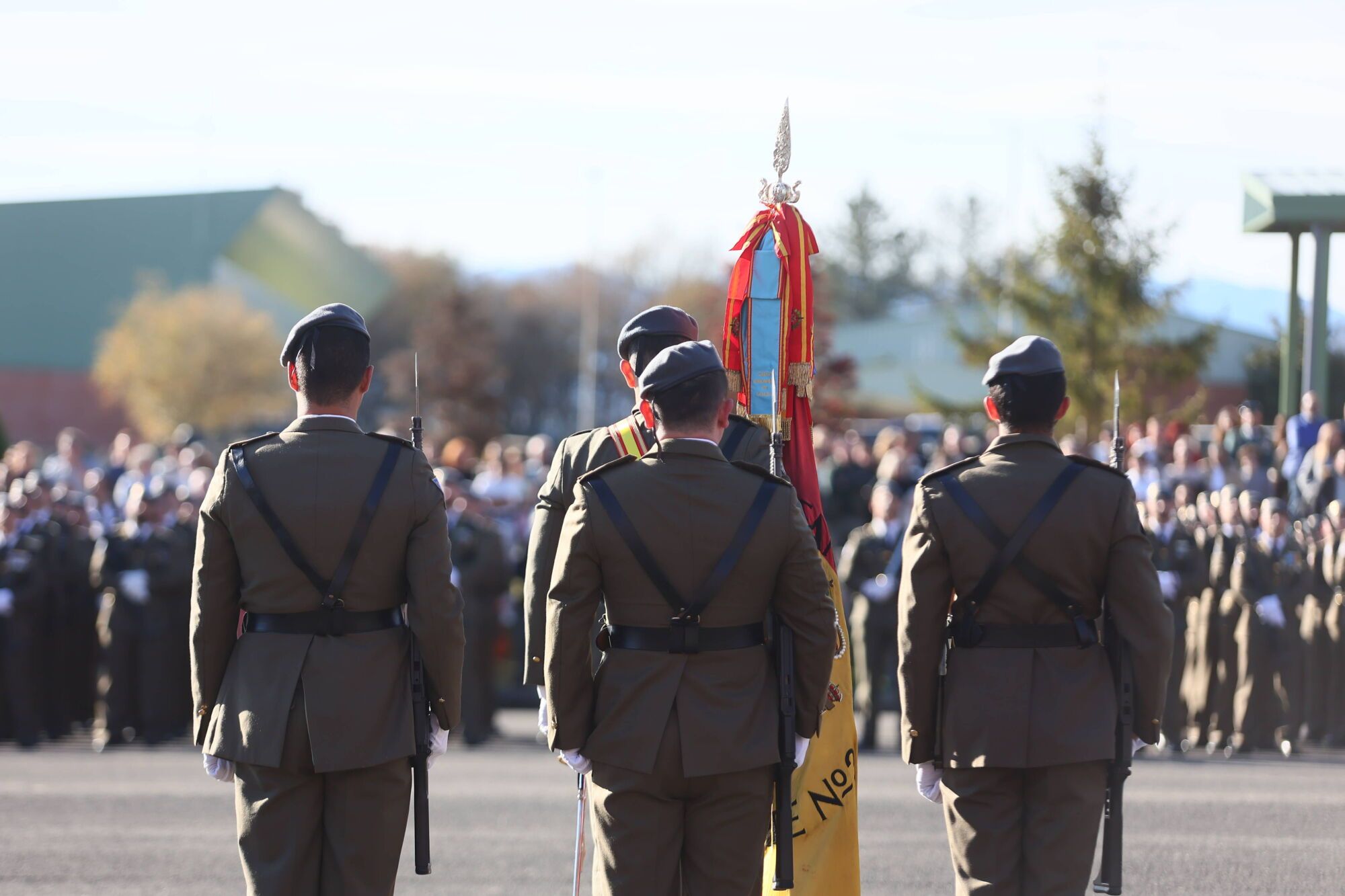 EN IMÁGENES: El acuartelamiento "Cabo Noval" se vistió esta mañana de gala para celebrar el día de la Inmaculada