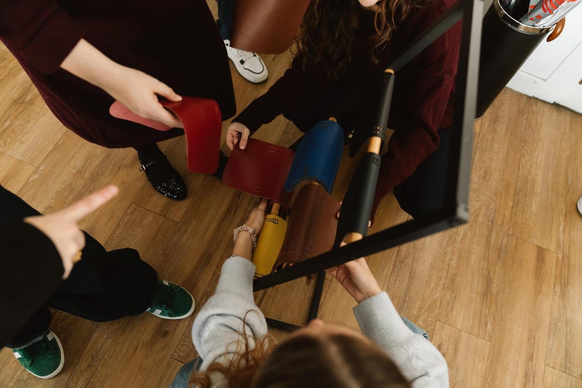 Los clientes comienzan eligiendo el cuero que protegerá sus cuadernos o diarios de viaje.