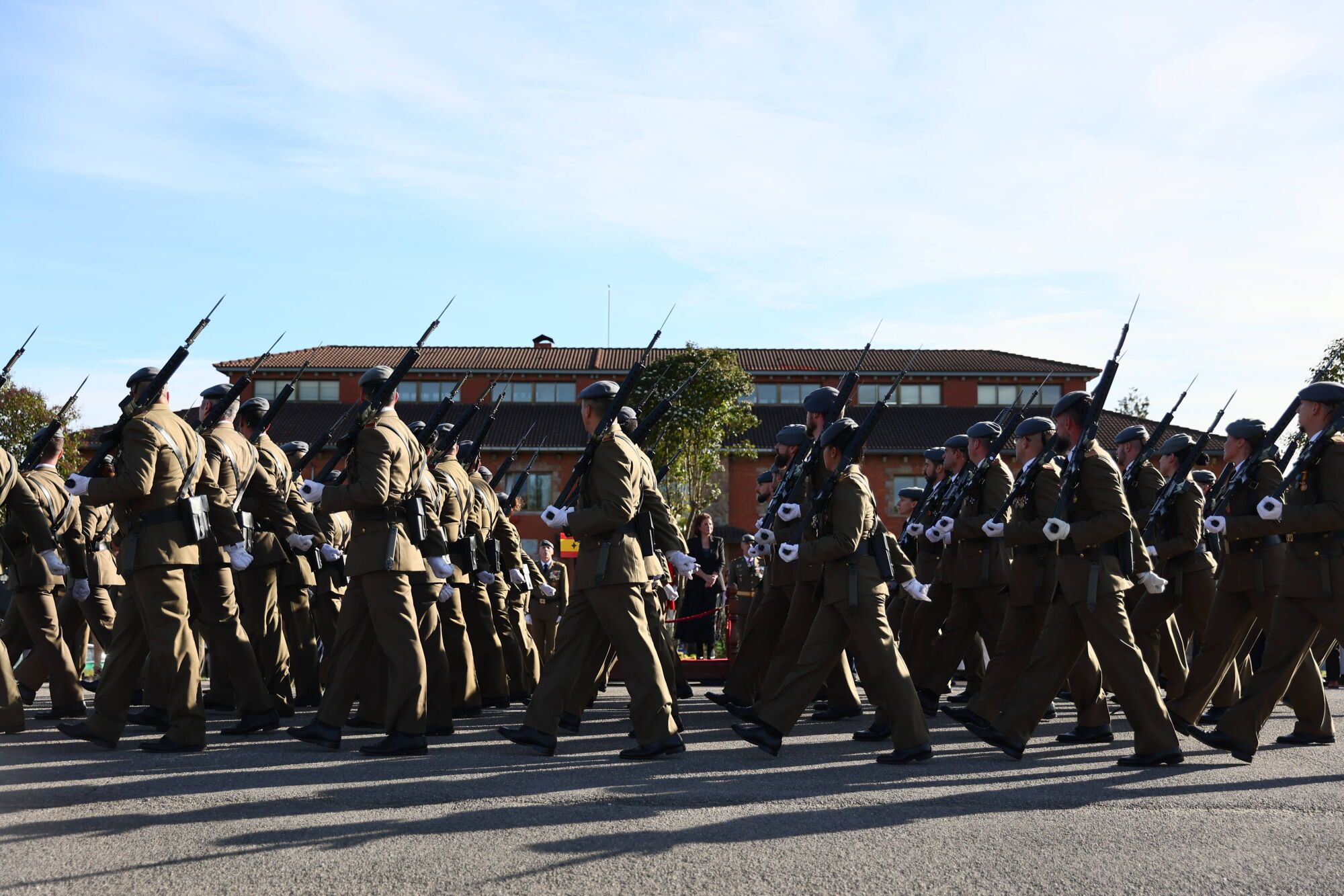 EN IMÁGENES: El acuartelamiento "Cabo Noval" se vistió esta mañana de gala para celebrar el día de la Inmaculada