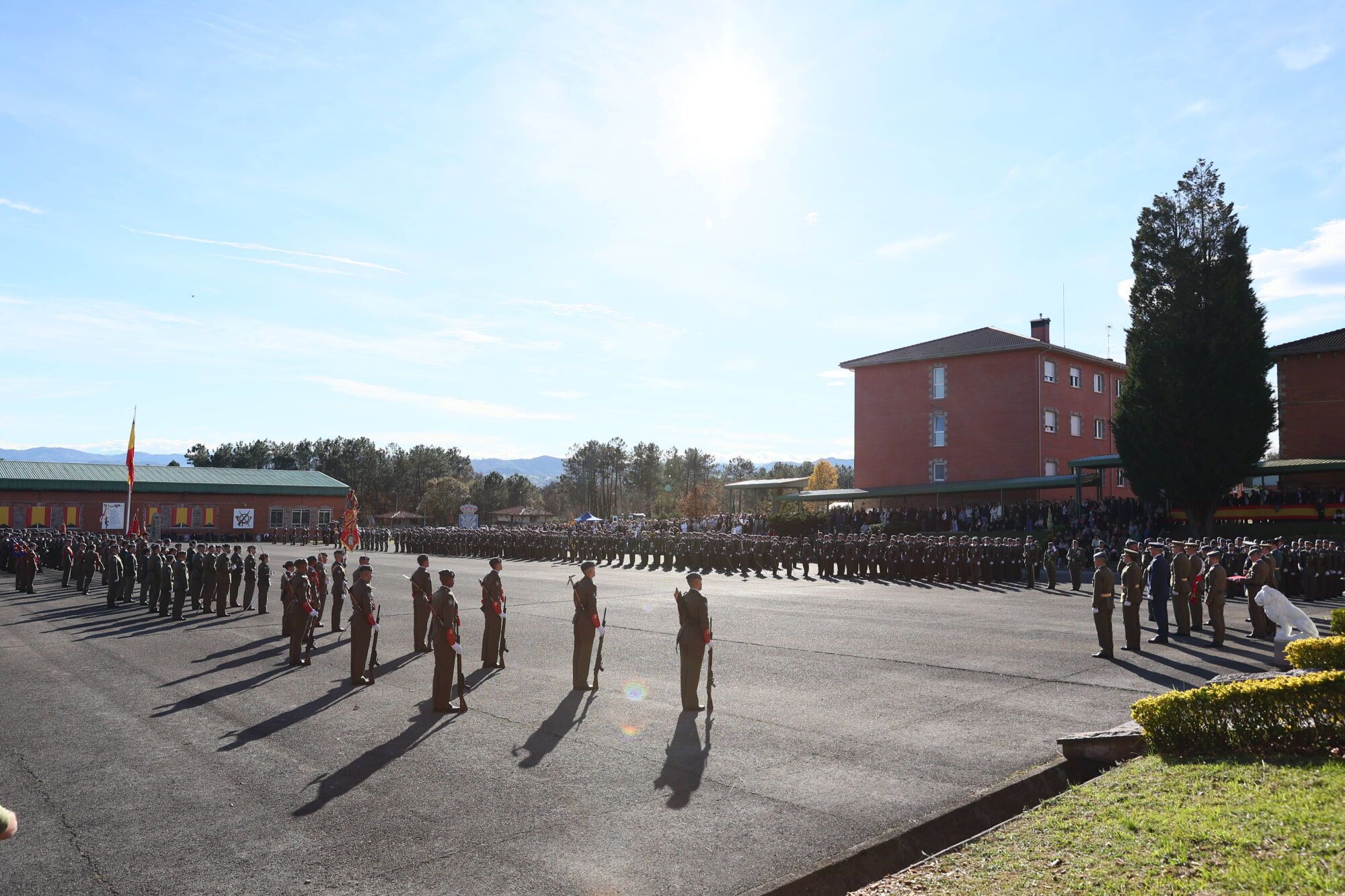 EN IMÁGENES: El acuartelamiento "Cabo Noval" se vistió esta mañana de gala para celebrar el día de la Inmaculada
