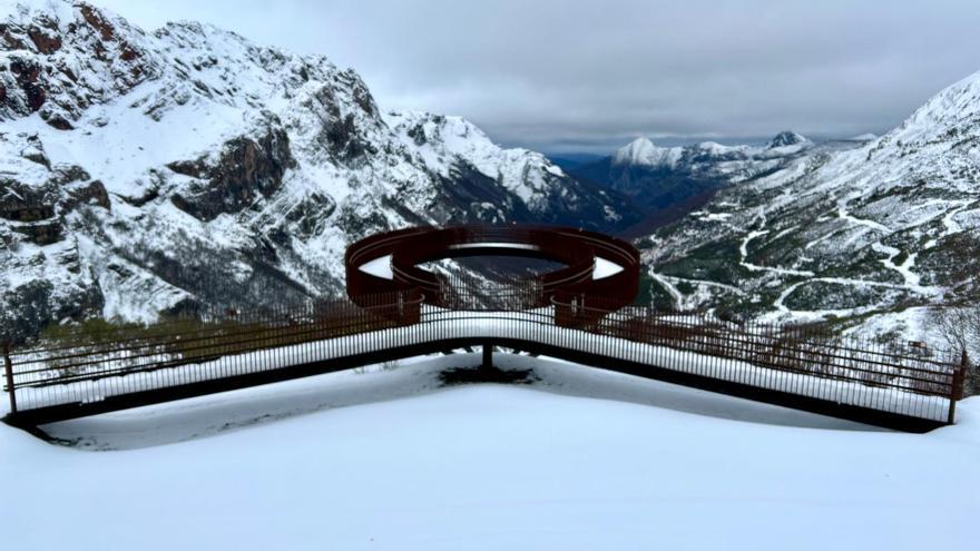 La estampa navideña que luce Somiedo, uno de los principales destinos del puente festivo en Asturias (donde todavía se dejan ver los osos)