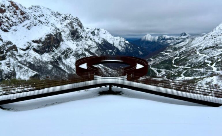 La estampa navideña que luce Somiedo, uno de los principales destinos del puente festivo en Asturias