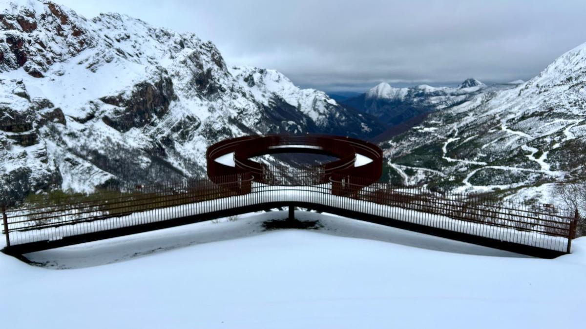 La estampa navideña que luce Somiedo, uno de los principales destinos del puente festivo en Asturias