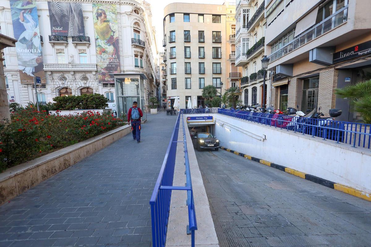 Rampa de salida y acceso peatonal (a la izquierda de la imagen) al aparcamiento situado en la Plaza de Tetuán.