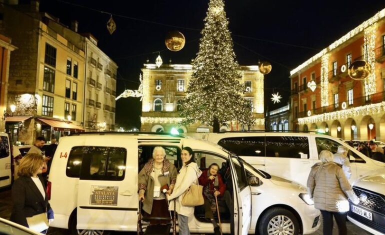 Los taxistas llevan a los usuarios de las residencias de Gijón a ver las luces de Navidad