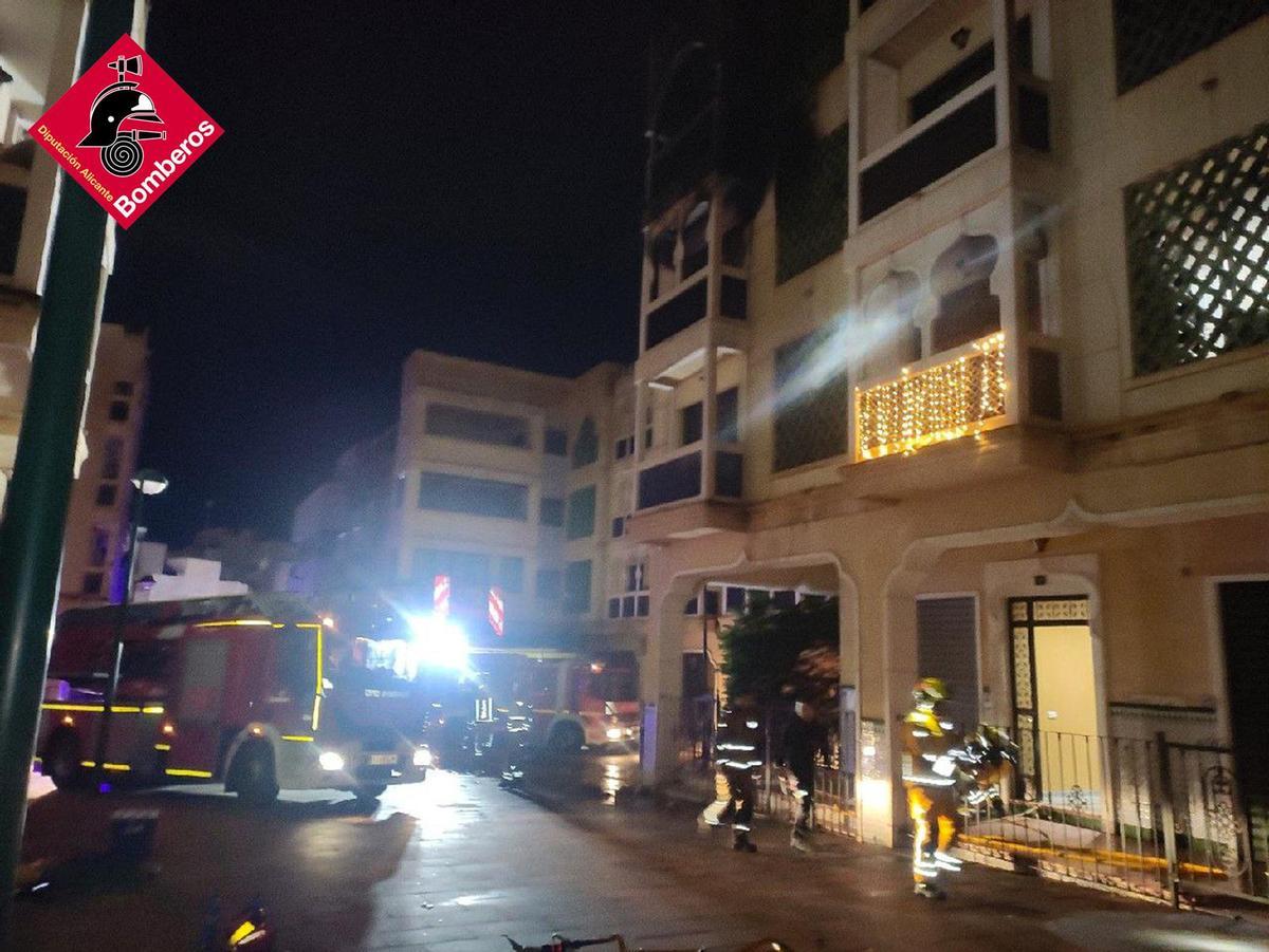 Bomberos en el lugar del mortal incendio en Crevillent.