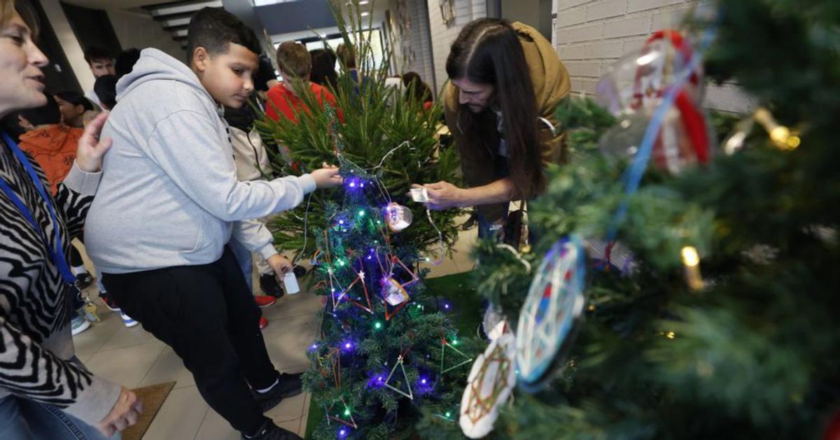 El colegio La Carriona promueve la Navidad sostenible en el centro social