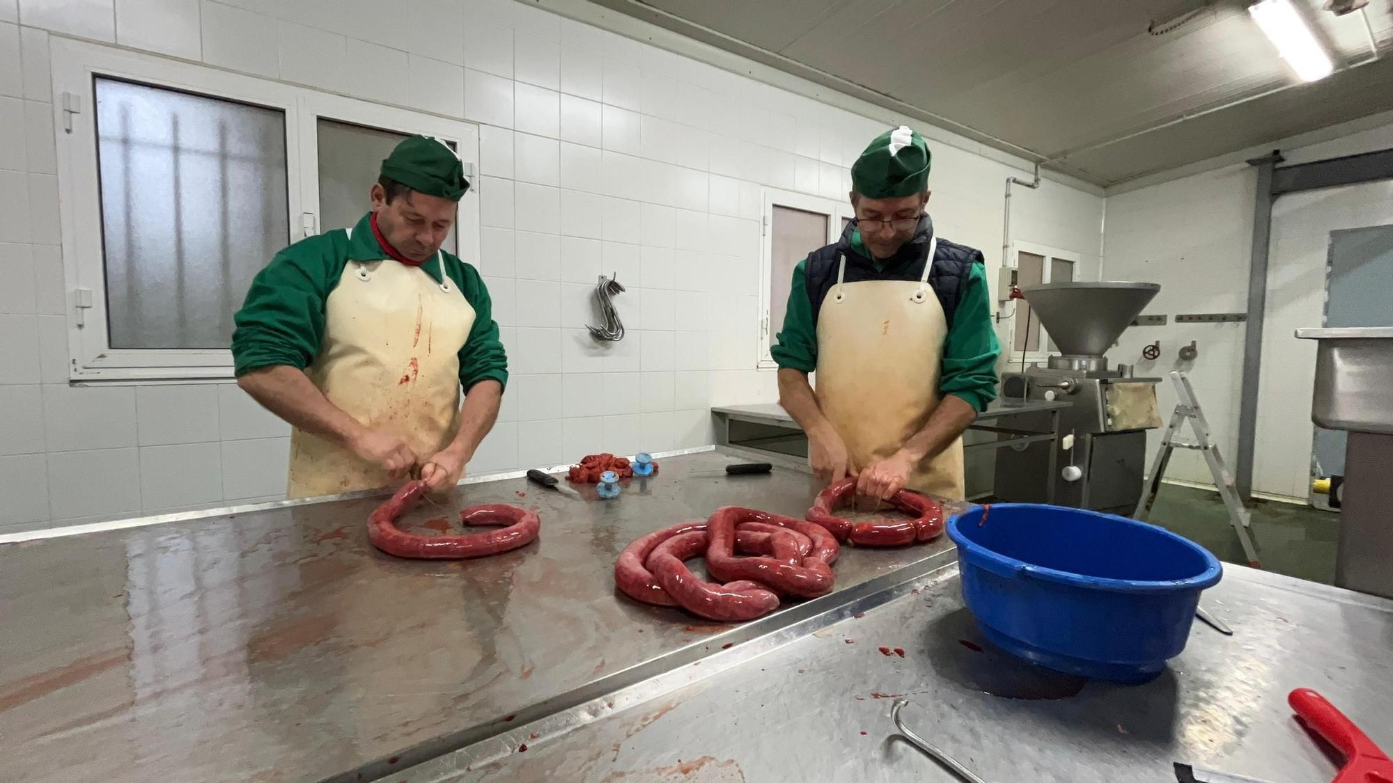 EN FOTOS: Así elaboran embutidos en La Venta, una empresa de Mallecina (Salas) con más de 70 años de historia