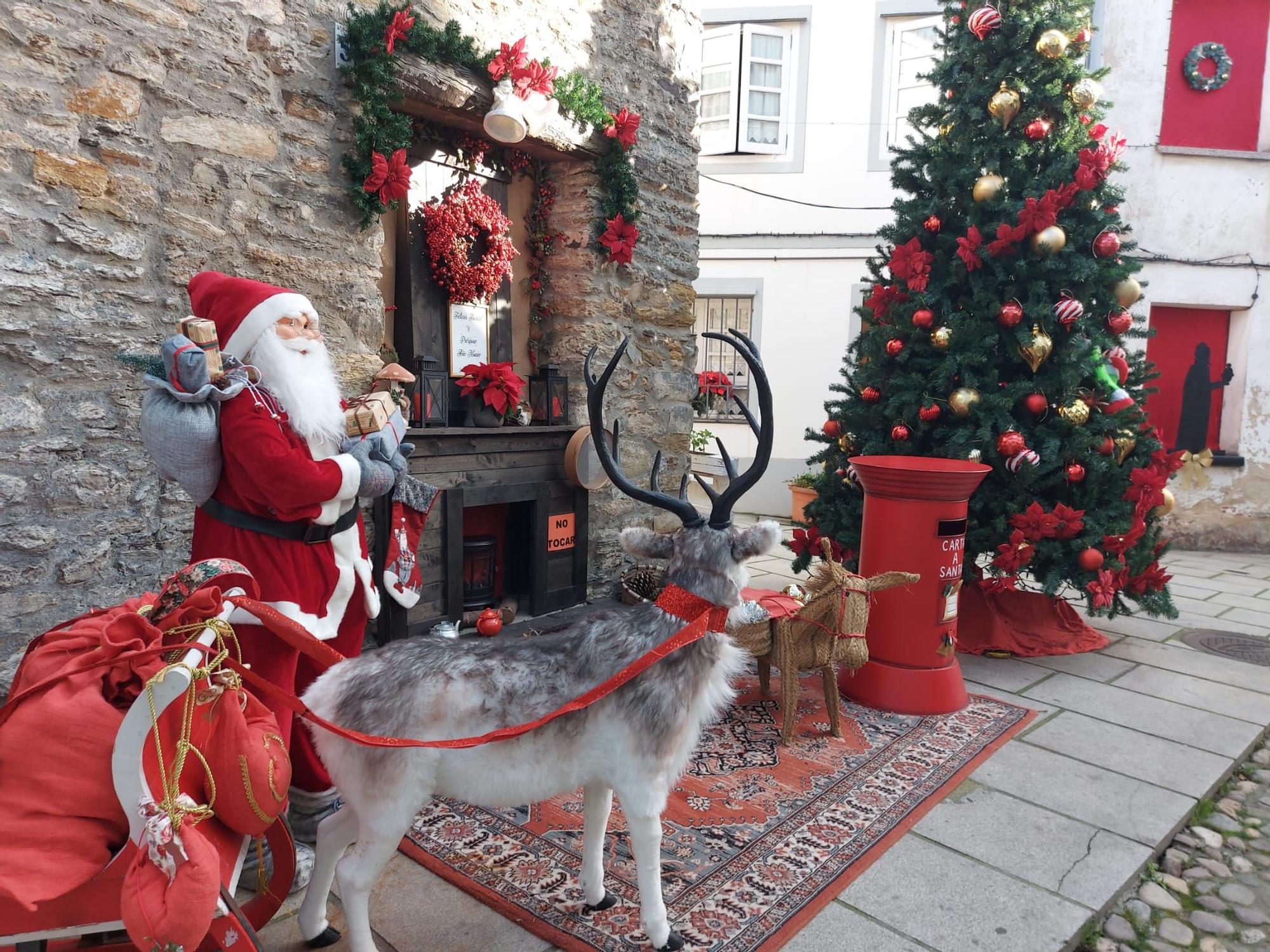 En imágenes: Los Amigos del Árbol transforman Castropol en un pequeño cuento navideño