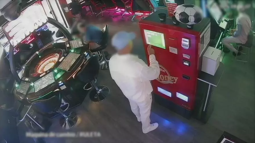 La Guardia Civil detiene a un grupo de ladrones de máquinas tragamonedas.mp4