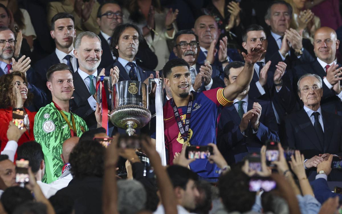 Ter Stegen y Araujo, con la Copa del Rey ganada ante el Madrid en Sevilla la pasada temporada.