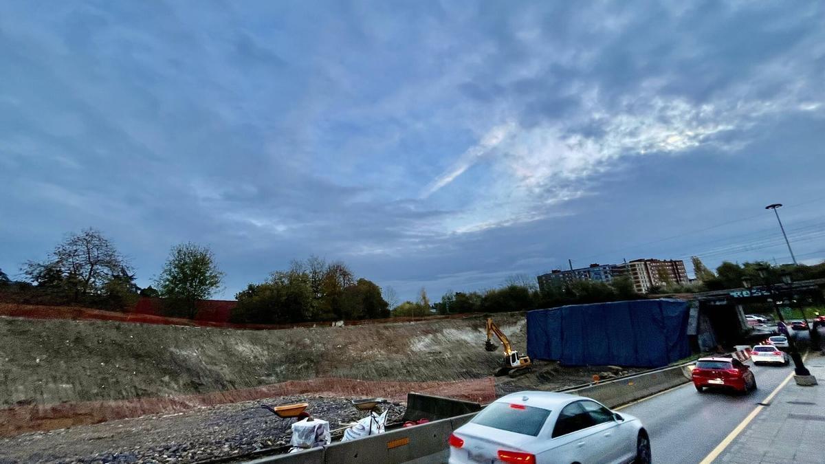 Atascos y preocupación vecinal en Ciudad Naranco por las obras de construcción del nuevo ramal (las obras alcanzan dos meses de dieciocho)