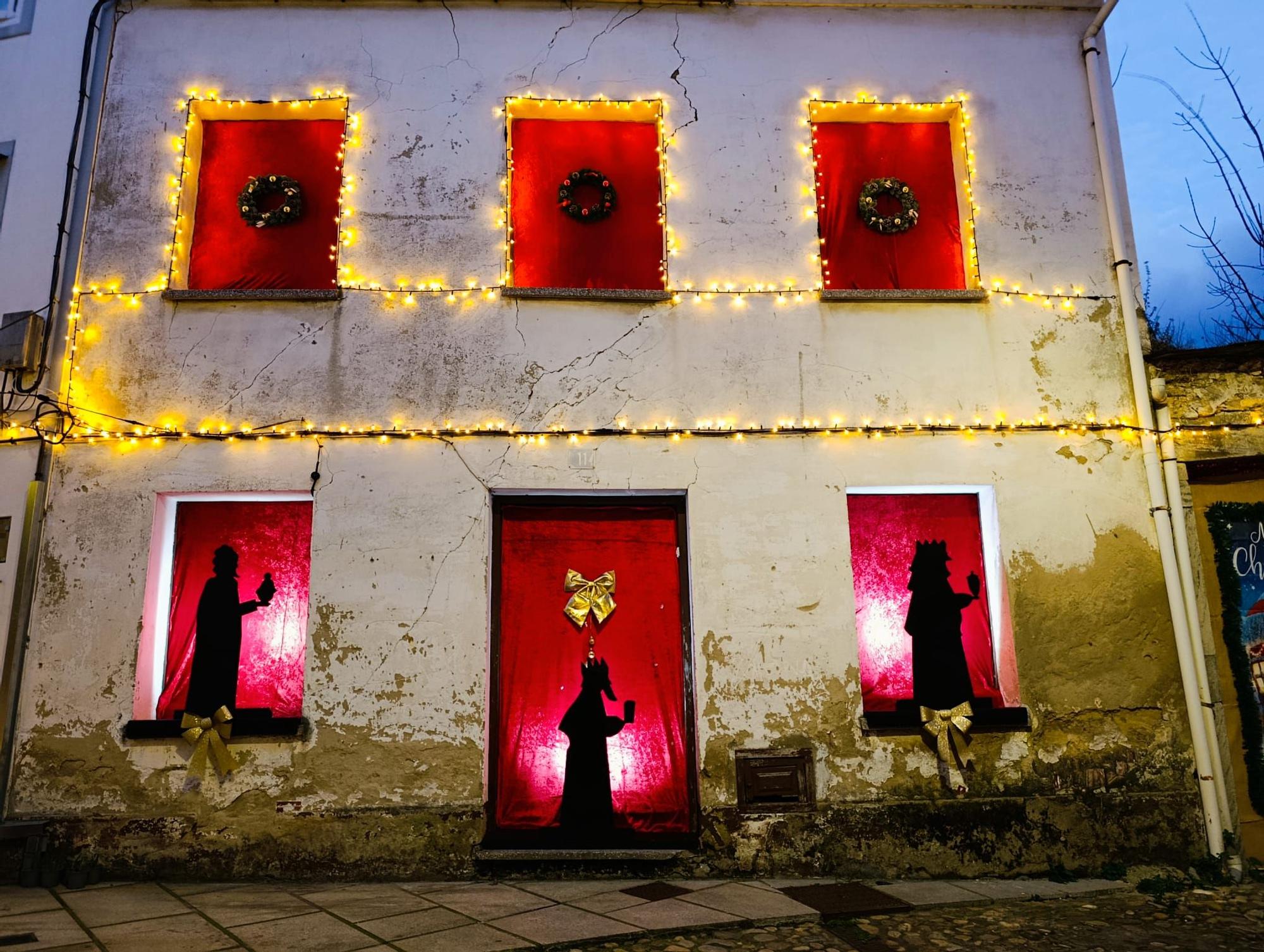 En imágenes: Los Amigos del Árbol transforman Castropol en un pequeño cuento navideño
