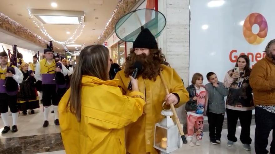 el Papa Noel asturiano hizo su primera parada en Corvera antes de recorrer los 78 concejos de la región