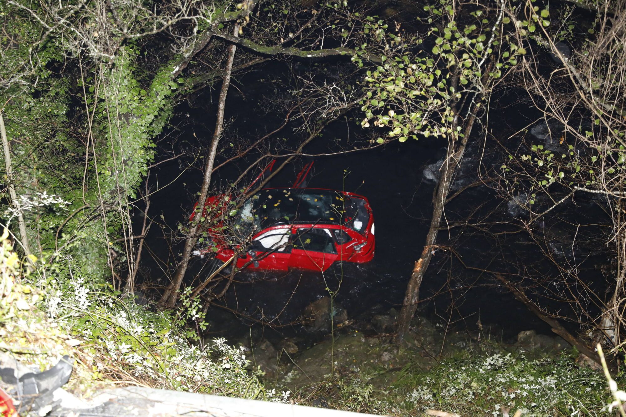 EN FOTOS: Angustioso rescate en Tineo tras un accidente en el que un coche cayó al río 