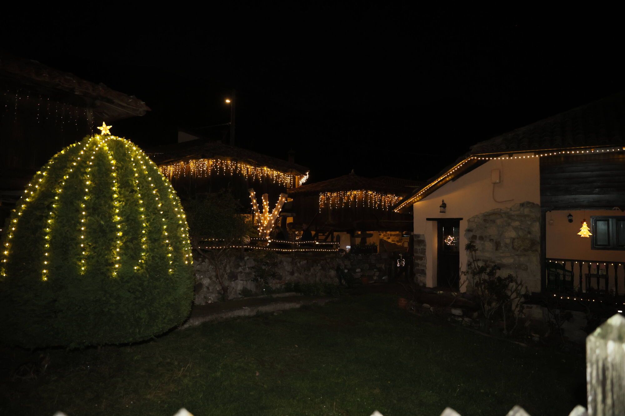 EN FOTOS: Así brilla Aciera, el pueblo asturiano más navideño del mundo