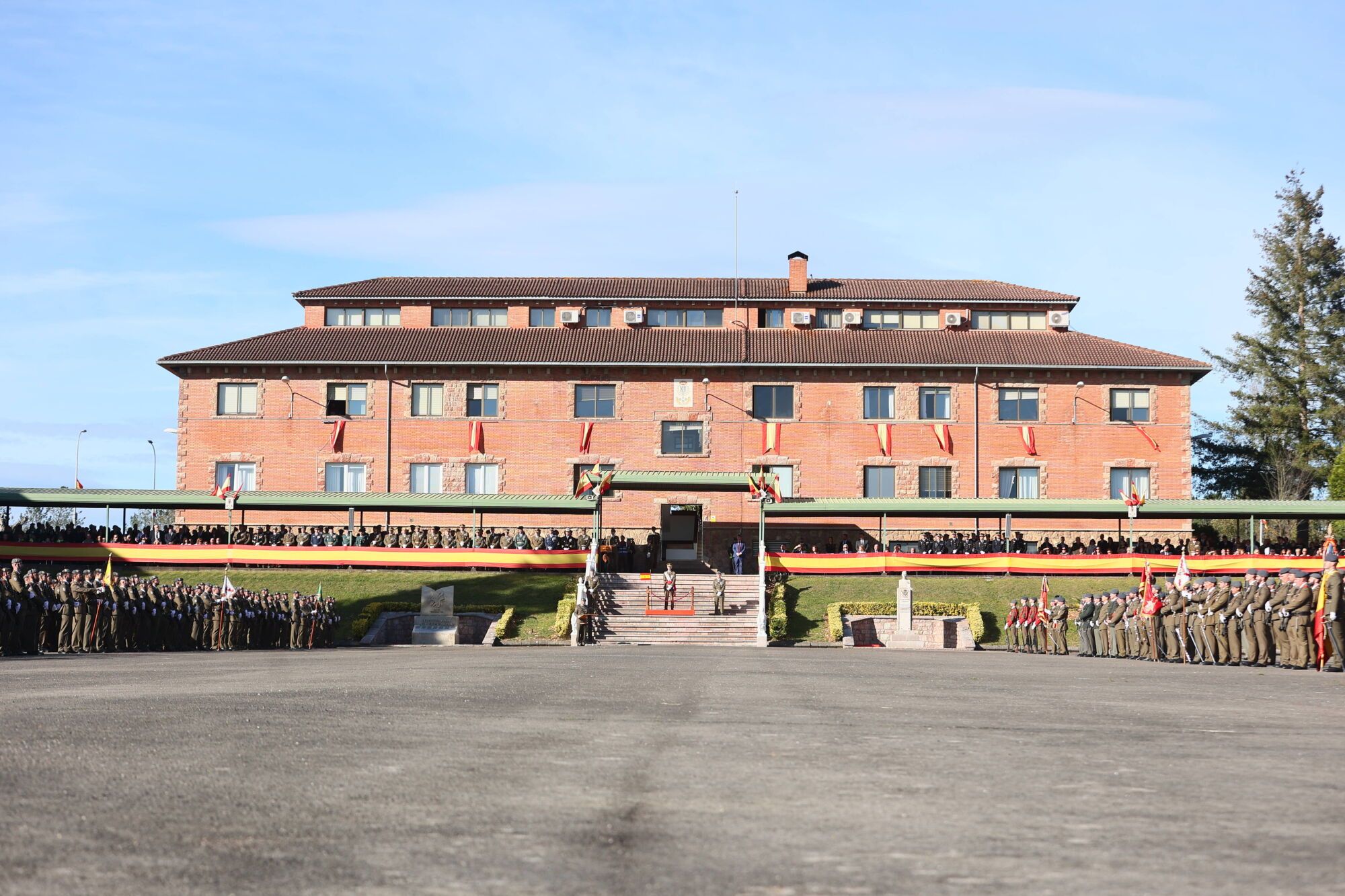 EN IMÁGENES: El acuartelamiento "Cabo Noval" se vistió esta mañana de gala para celebrar el día de la Inmaculada