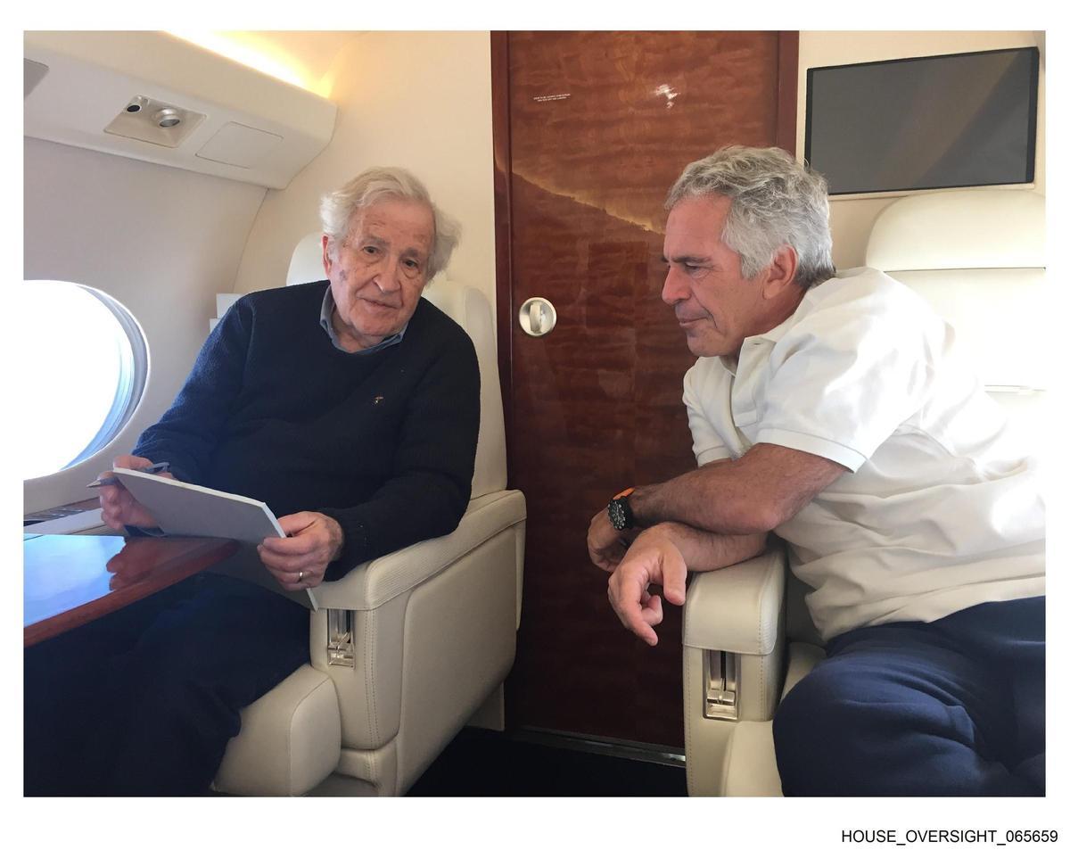 El filósofo Noam Chomsky con el magnate financiero Jeffrey Epstein.