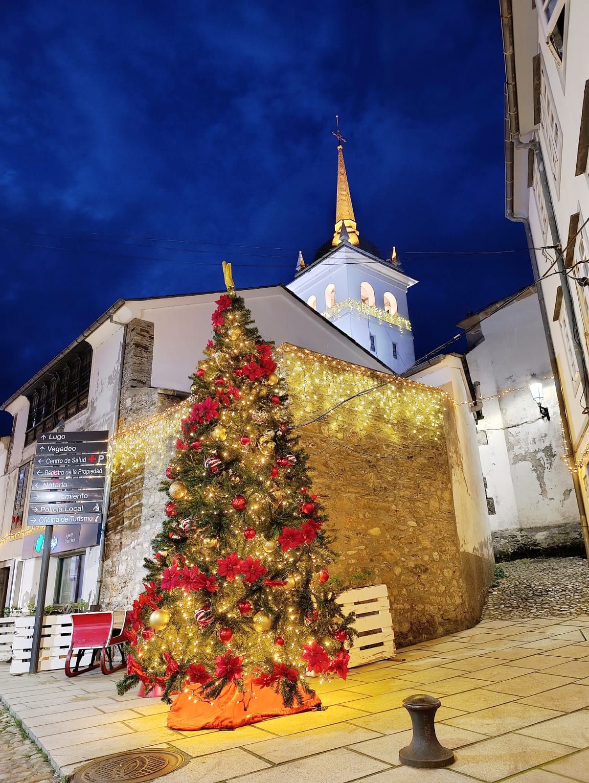En imágenes: Los Amigos del Árbol transforman Castropol en un pequeño cuento navideño
