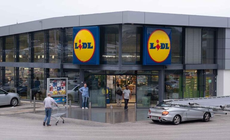 Lidl adelanta en ventas a Ikea con la lámpara de mesa que arrasa entre sus clientes estas fechas por su diseño y precio low cost