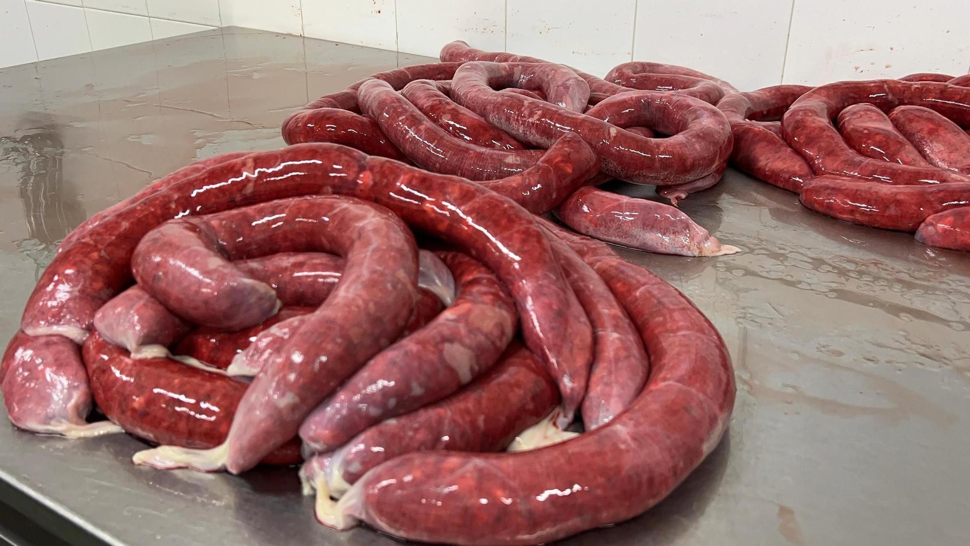 EN FOTOS: Así elaboran embutidos en La Venta, una empresa de Mallecina (Salas) con más de 70 años de historia