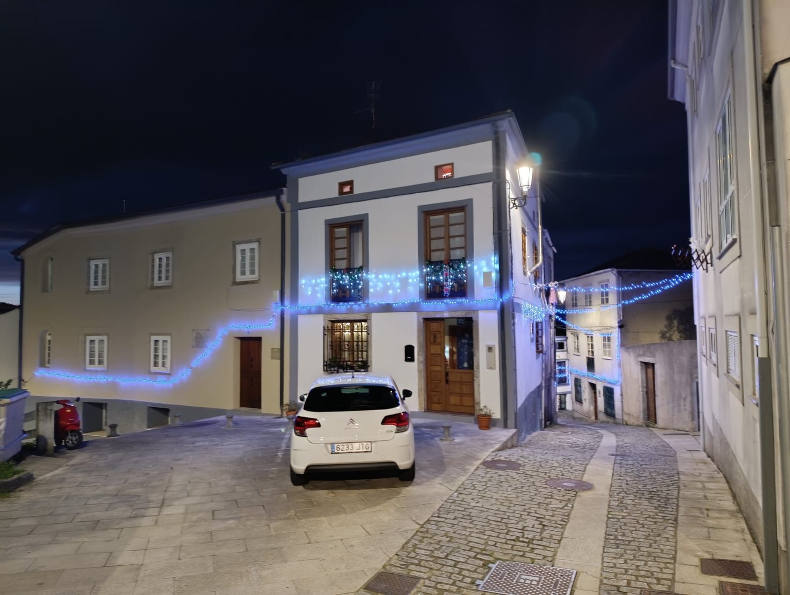 En imágenes: Los Amigos del Árbol transforman Castropol en un pequeño cuento navideño