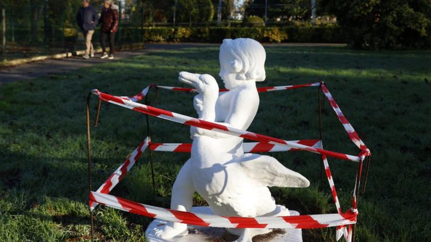 La estatua restaurada del niño y la oca ya luce en Isabel la Católica