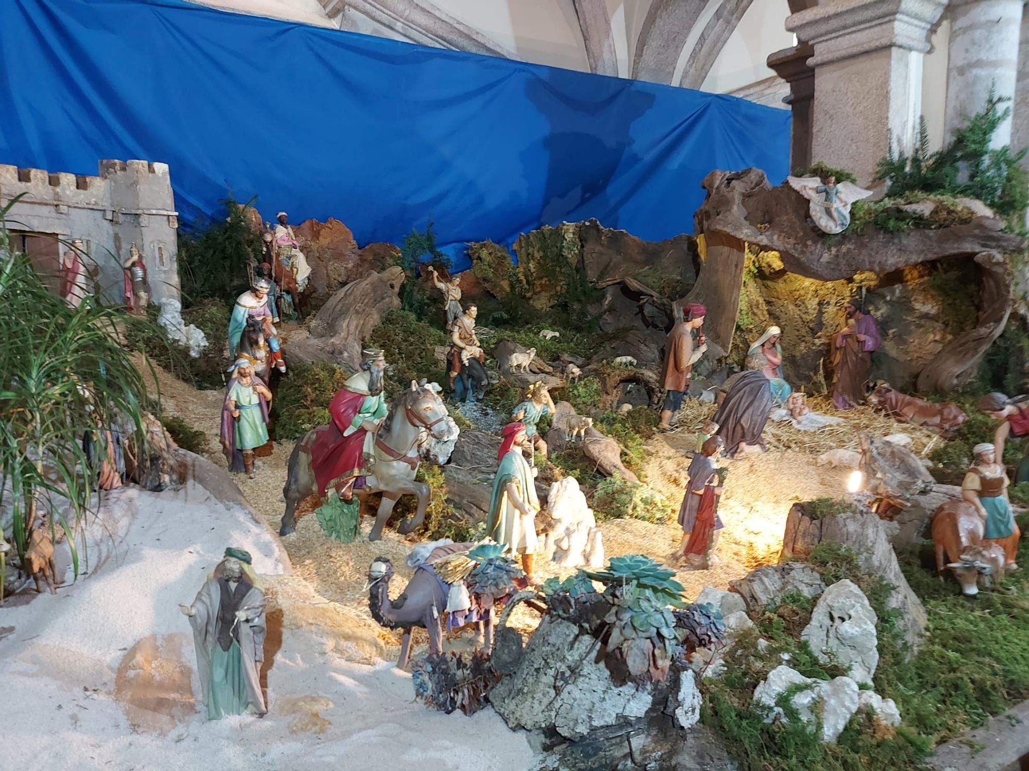 En imágenes: Los Amigos del Árbol transforman Castropol en un pequeño cuento navideño