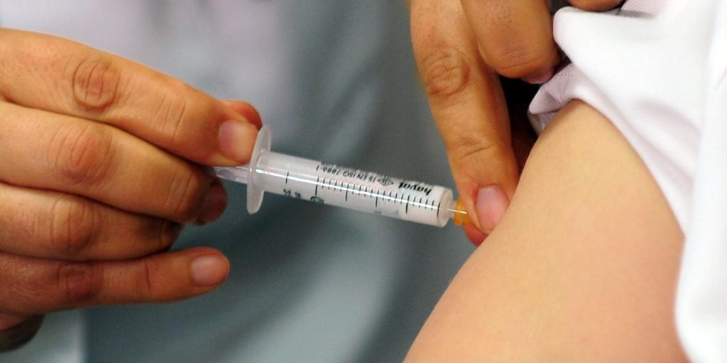 Un grupo de asesores estadounidenses descartan recomendar la vacuna contra la hepatitis B a los recién nacidos