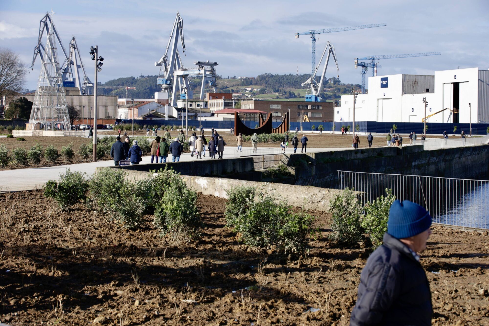 GIJÓN. La alcaldesa, Carmen Moriyón, y el concejal de Infraestructura Urbana y Rural, Gilberto Villoria, visitan el paseo Naval Azul.