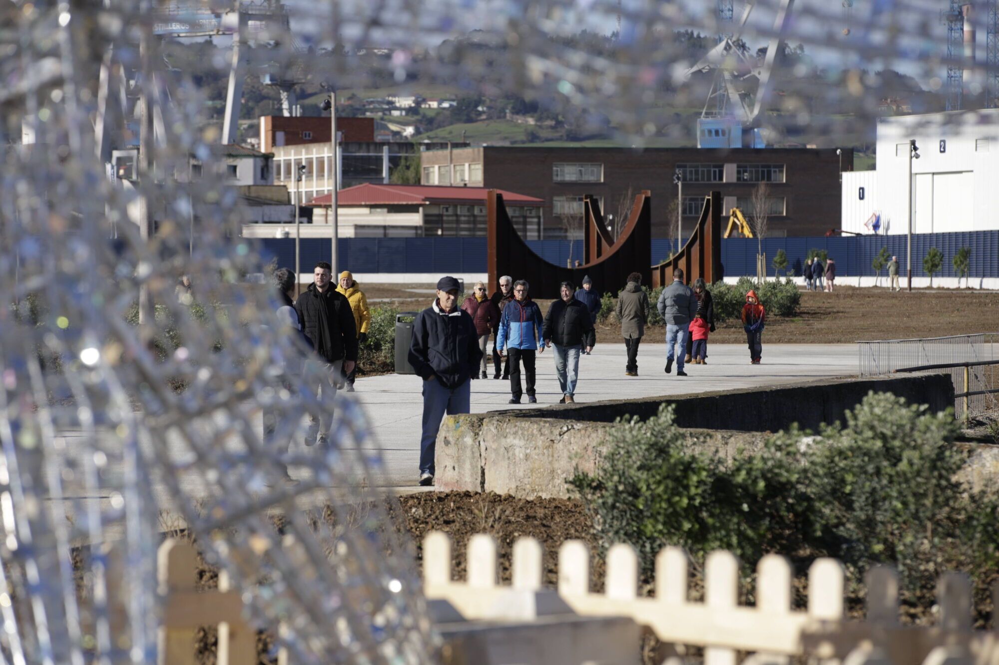 GIJÓN. La alcaldesa, Carmen Moriyón, y el concejal de Infraestructura Urbana y Rural, Gilberto Villoria, visitan el paseo Naval Azul.