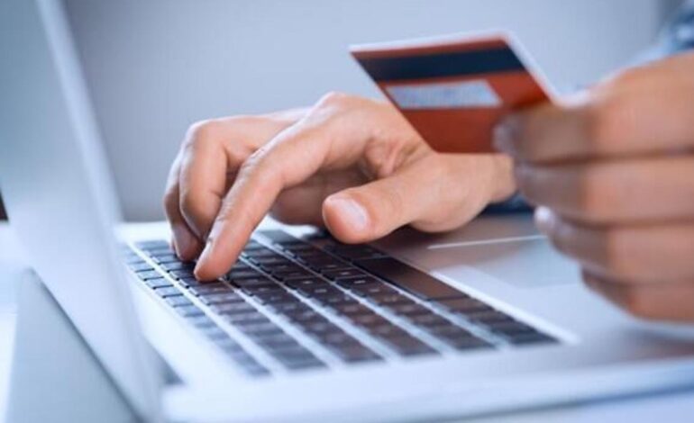 Cómo protegerse de las estafas durante las compras navideñas por internet: desconfiar, verificar y revisar