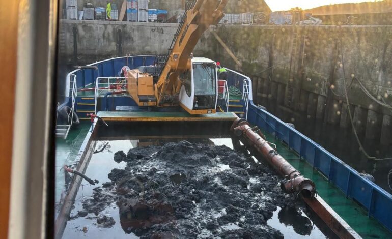 Concluye el dragado de la dársena pesquera del puerto de Llanes: costó 46.000 euros