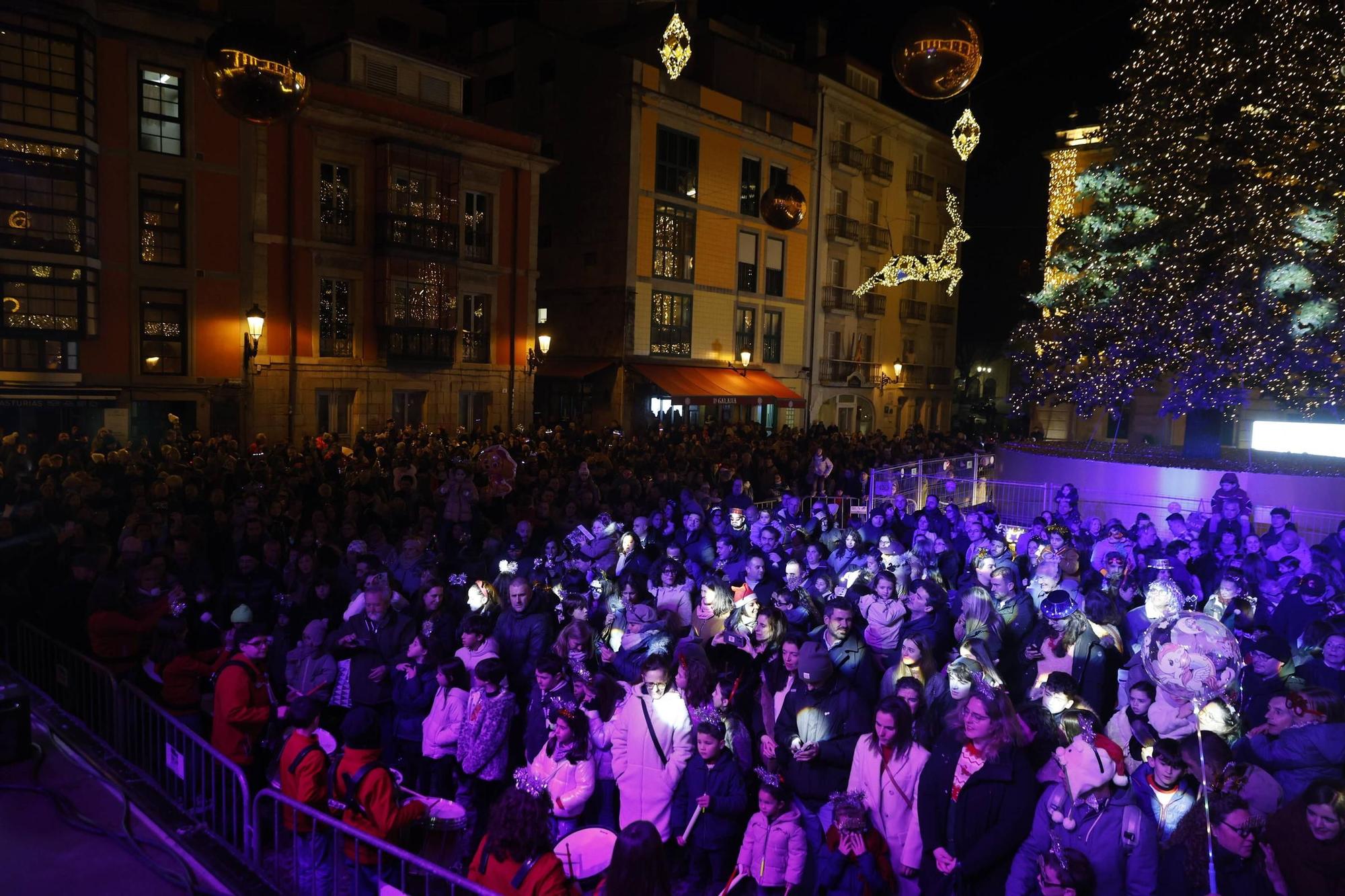 Las “pequecampanadas” llenan la Plaza Mayor de Gijón y conquistan a las familias: “Vamos a cambiar las de los mayores por las de los pequeños”